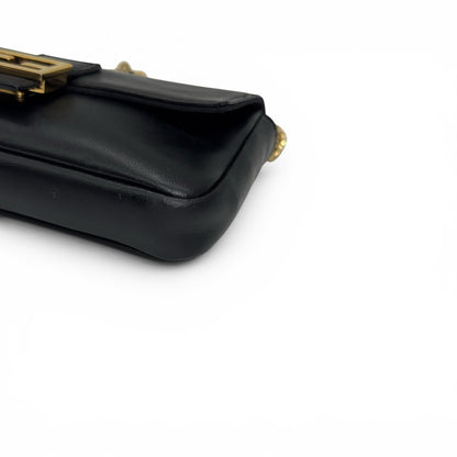 Borsa a spalla Borse Vintage FENDI Baguette in pelle nera con logo FF dorato e tracolla a catena su sfondo bianco