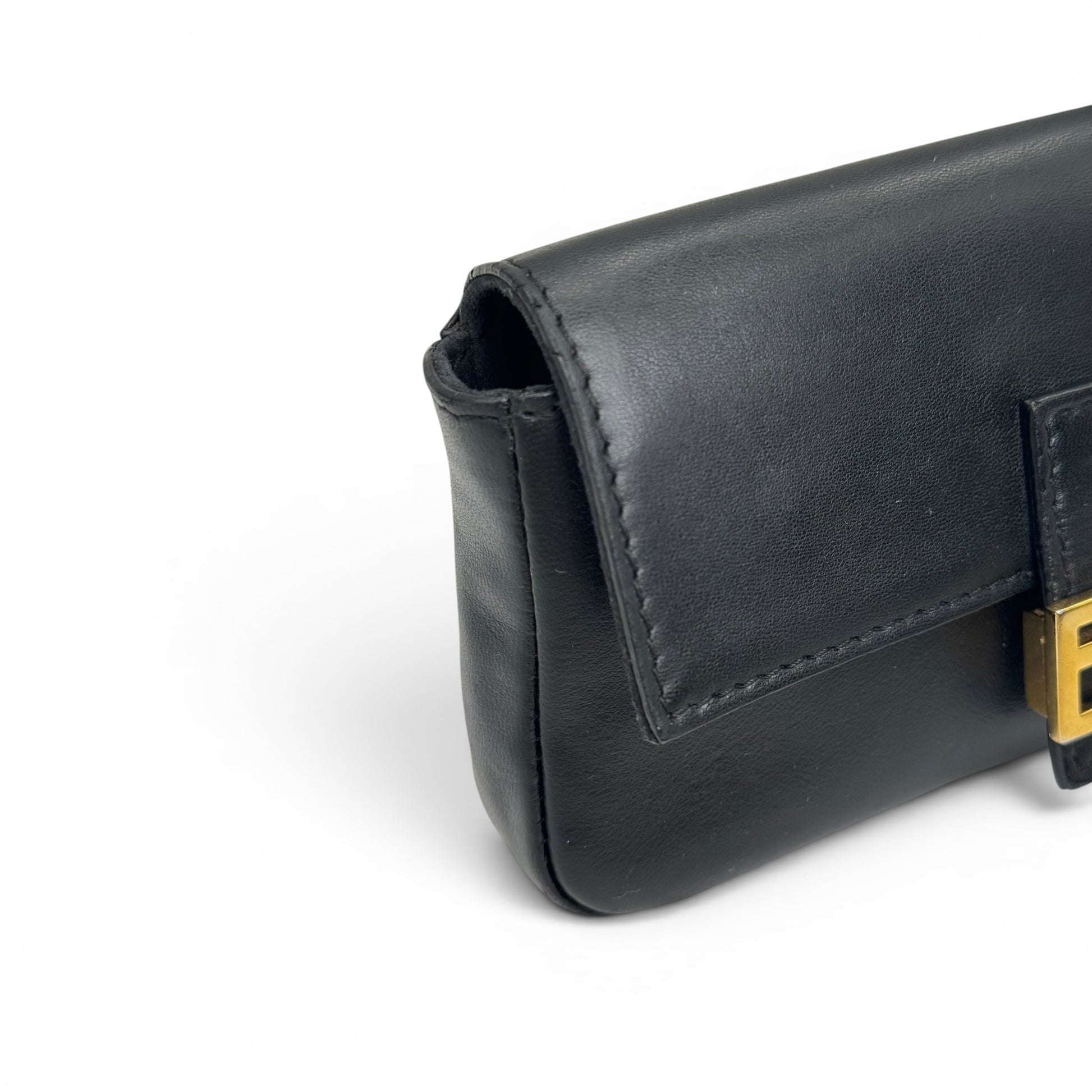 Borsa a spalla FENDI Baguette Borse Vintage in pelle nera con iconica chiusura logo FF in metallo dorato