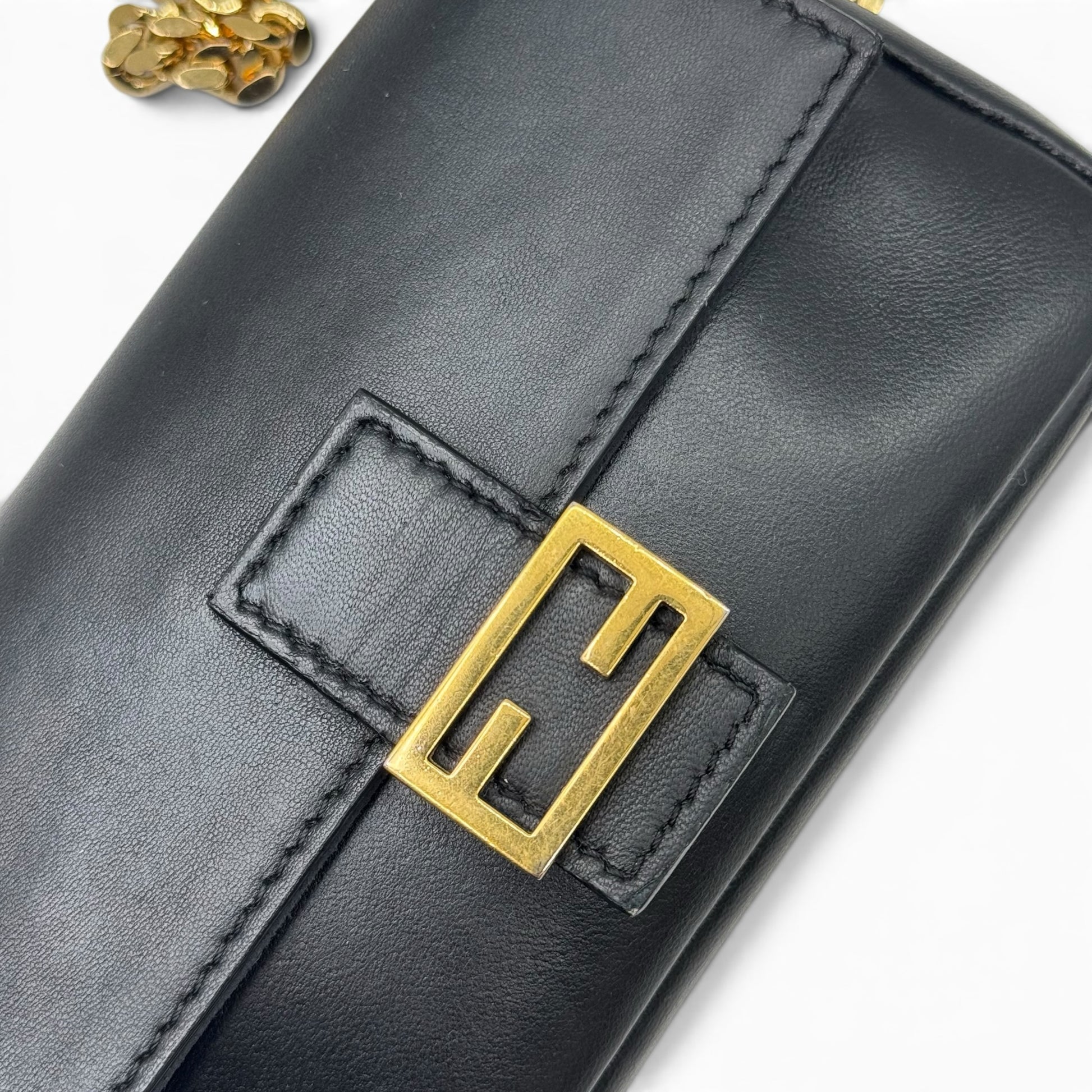 Borsa a spalla Borse Vintage Fendi Baguette in pelle nera con iconica chiusura FF in metallo dorato.