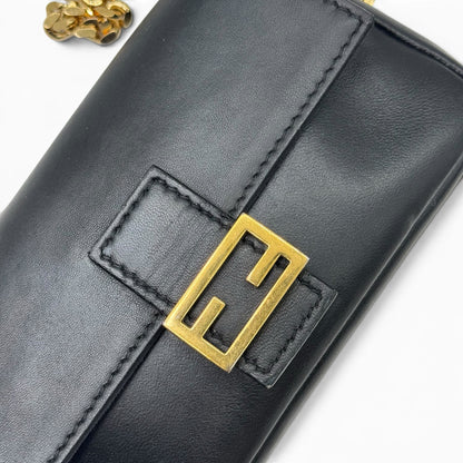 Borsa a spalla Borse Vintage Fendi Baguette in pelle nera con iconica chiusura FF in metallo dorato.