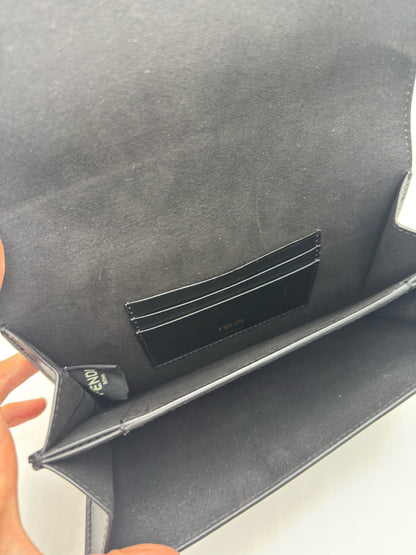 Interno della borsa a tracolla Borse Vintage Fendi in pelle nera con scomparti per carte e logo interno