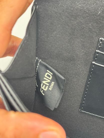 Interno della borsa a tracolla Borse Vintage Fendi in pelle nera con etichetta interna del marchio Fendi Roma