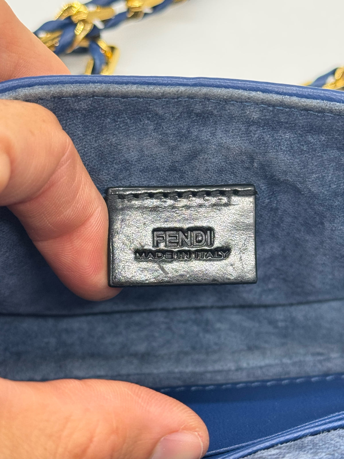 Dettaglio interno della borsa Borse Vintage Fendi in pelle blu con logo impresso e rivestimento in camoscio