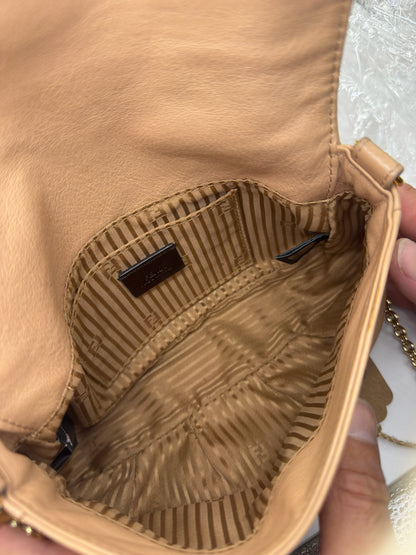 Interno della borsa a spalla Borse Vintage Fendi in pelle nude con fodera a righe logata e tasca interna
