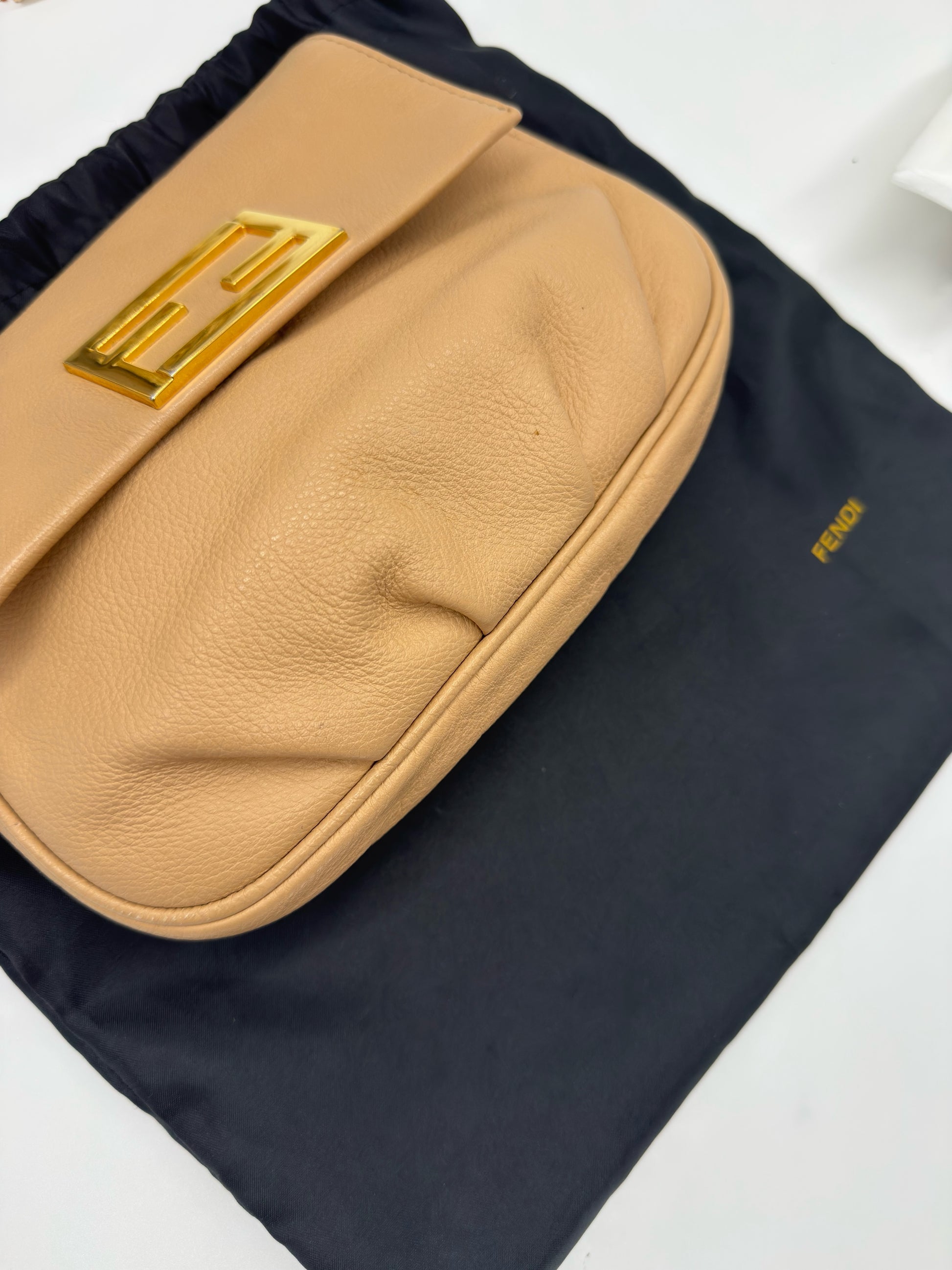 Borsa a spalla Borse Vintage FENDI in pelle color nude con logo metallico dorato e sacca protettiva nera