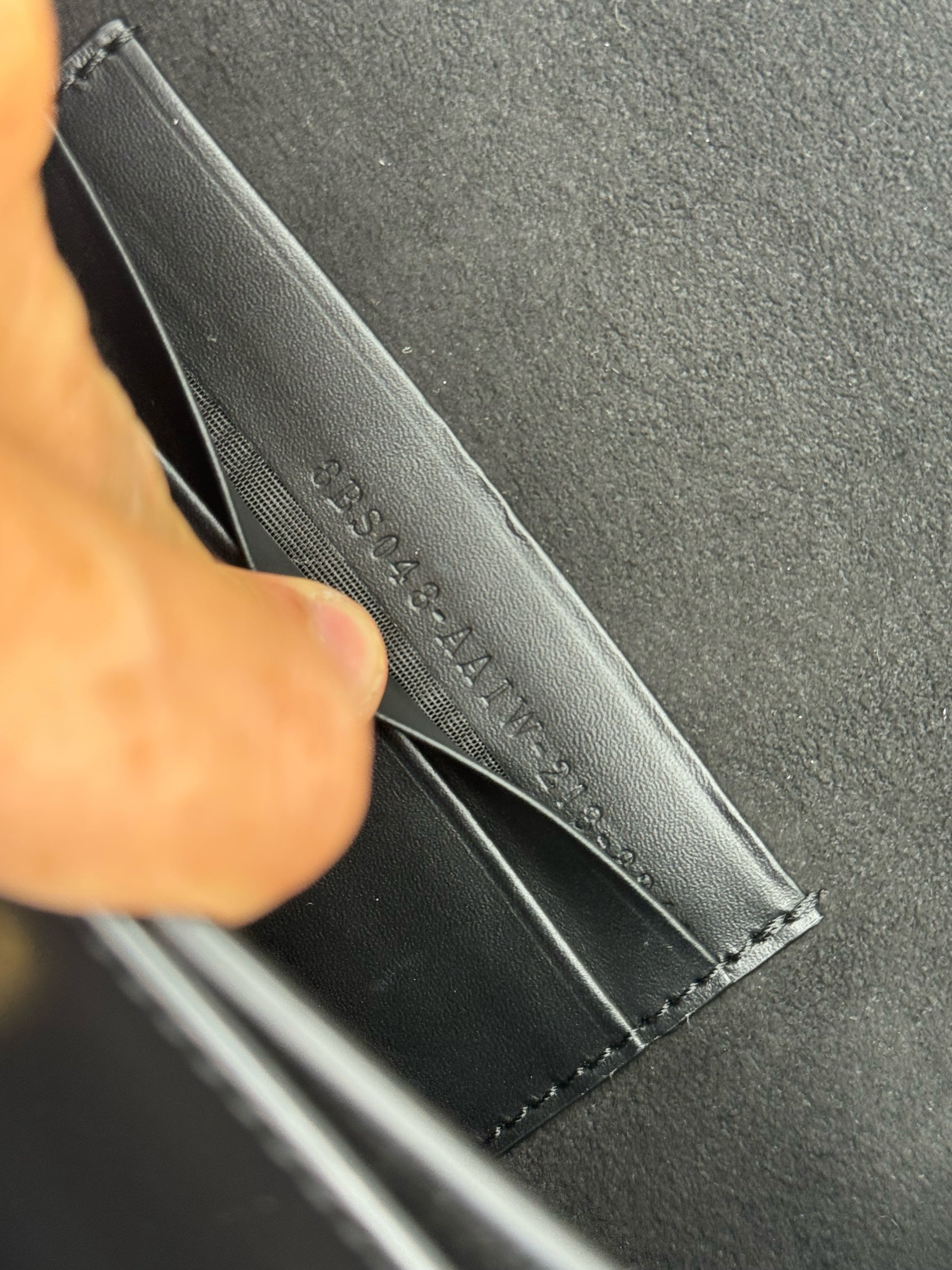 Dettaglio interno della borsa Borse Vintage Fendi con codice di autenticità impresso sulla pelle nera