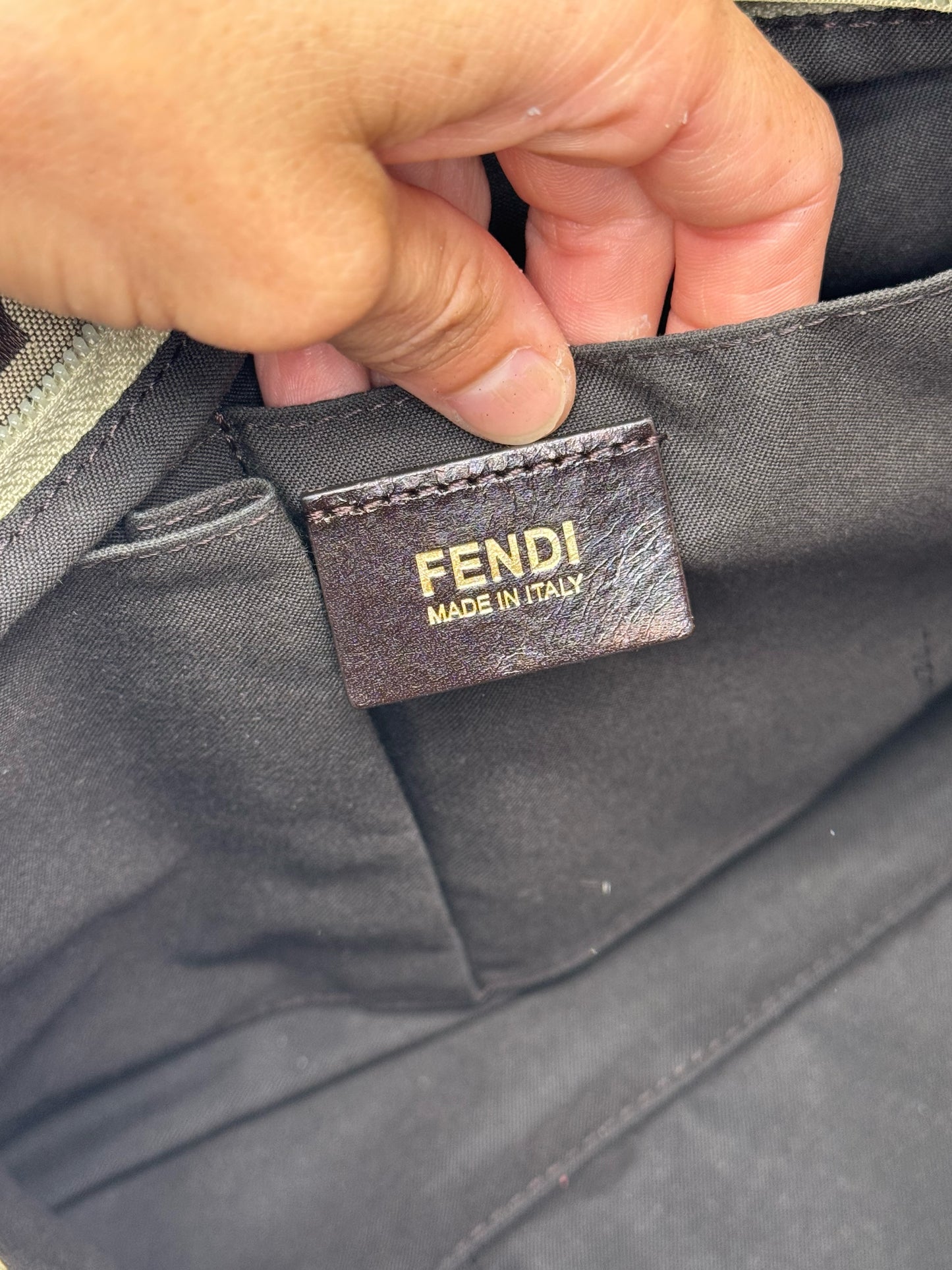 Etichetta interna in pelle marrone con logo FENDI Made in Italy all'interno di una borsa Borse Vintage