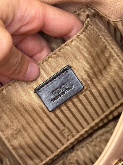 Dettaglio interno della borsa Borse Vintage Fendi con etichetta in pelle e fodera a righe color oro