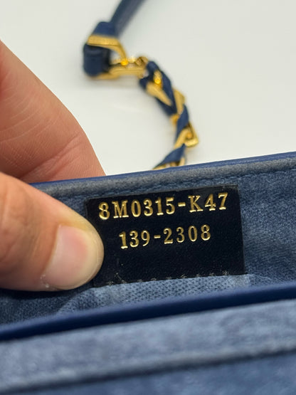Etichetta interna con numero di serie dorato di una borsa a tracolla Borse Vintage Fendi in pelle blu