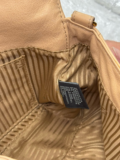 Interno della borsa Borse Vintage Fendi in pelle nude con fodera a righe logata ed etichetta di autenticità