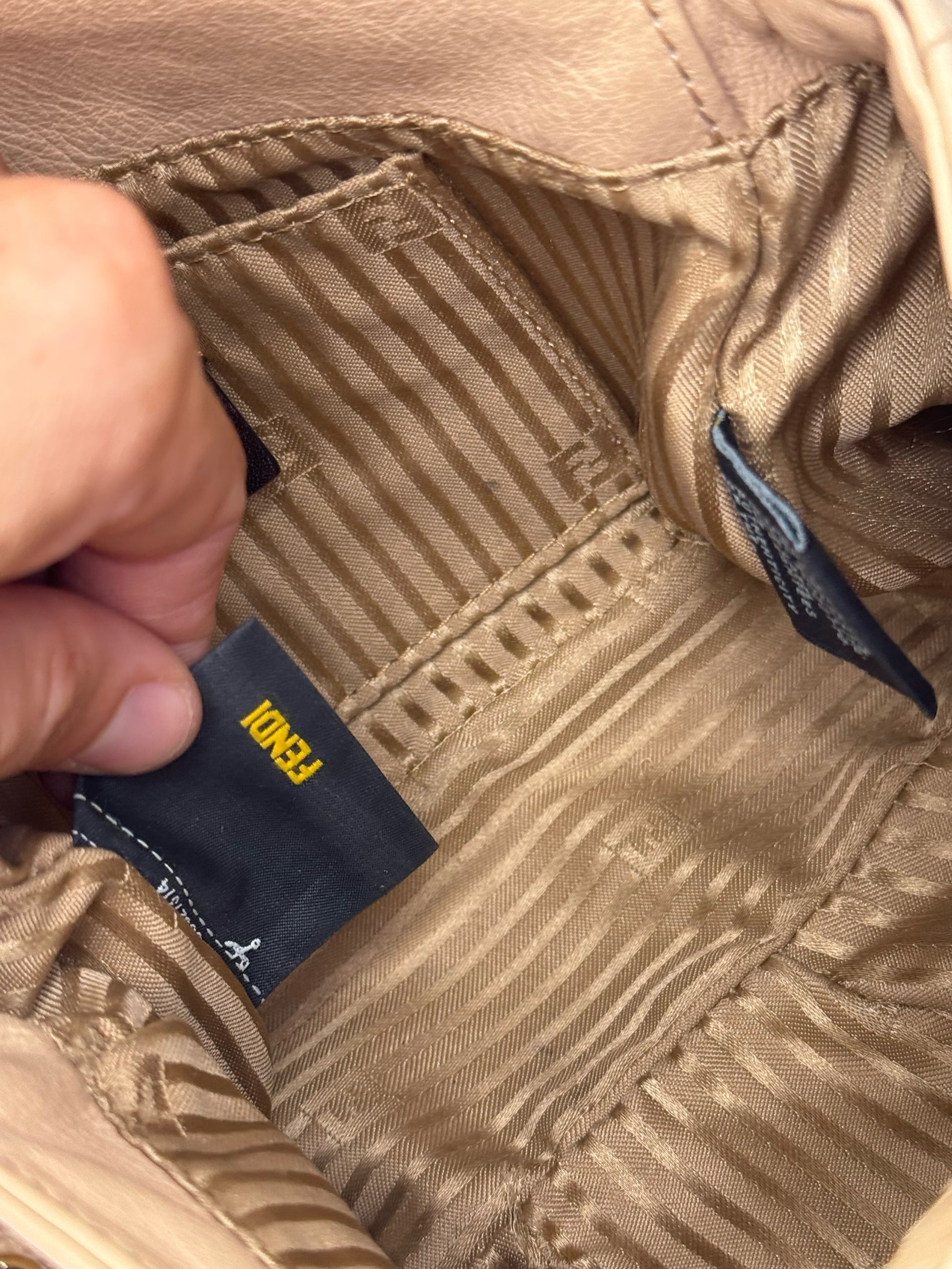 Interno di una borsa Borse Vintage Fendi in pelle nude con fodera a righe e etichetta del brand