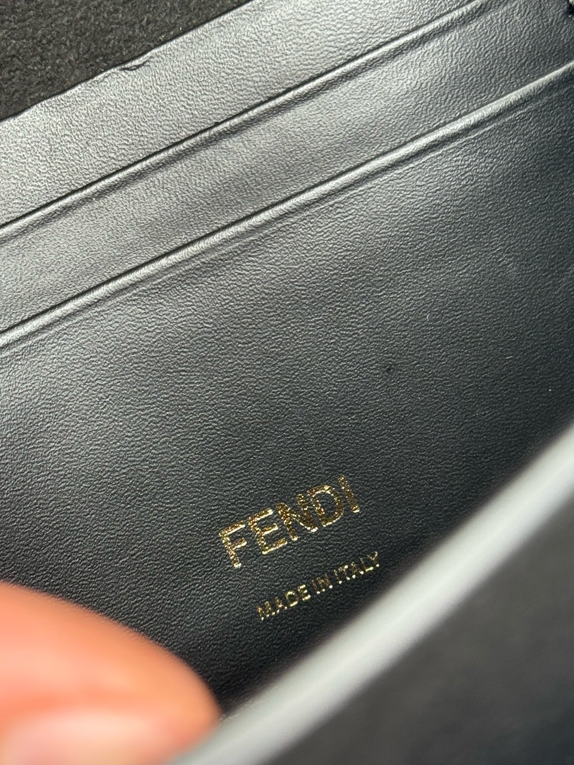 Dettaglio interno in pelle nera con logo FENDI dorato impresso e scritta Made in Italy su borsa Borse Vintage