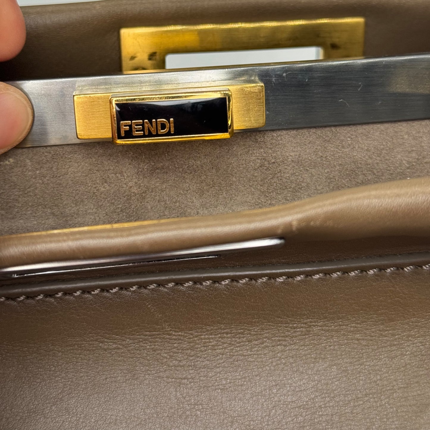 Dettaglio della chiusura a girello con logo FENDI su borsa Peekaboo Borse Vintage in pelle color tortora