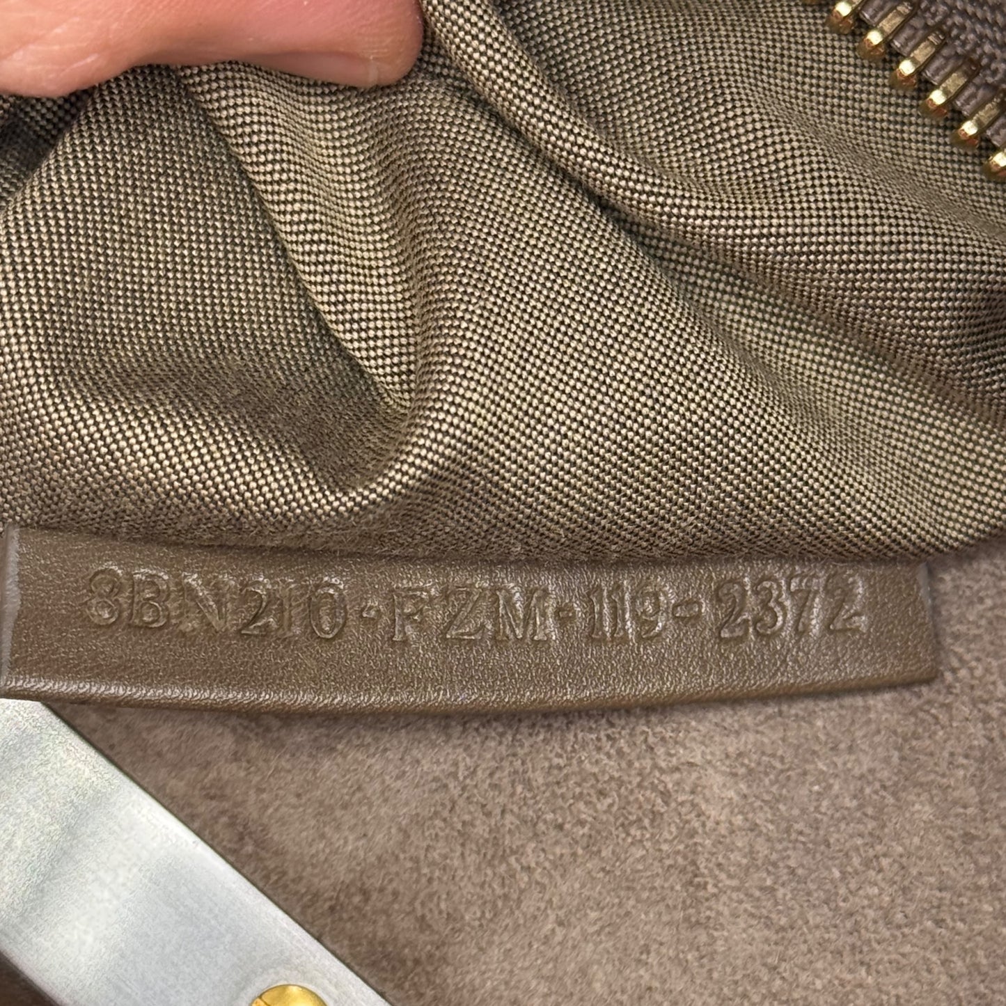 Dettaglio del codice di autenticità impresso su etichetta in pelle interna della borsa Fendi Peekaboo Borse Vintage