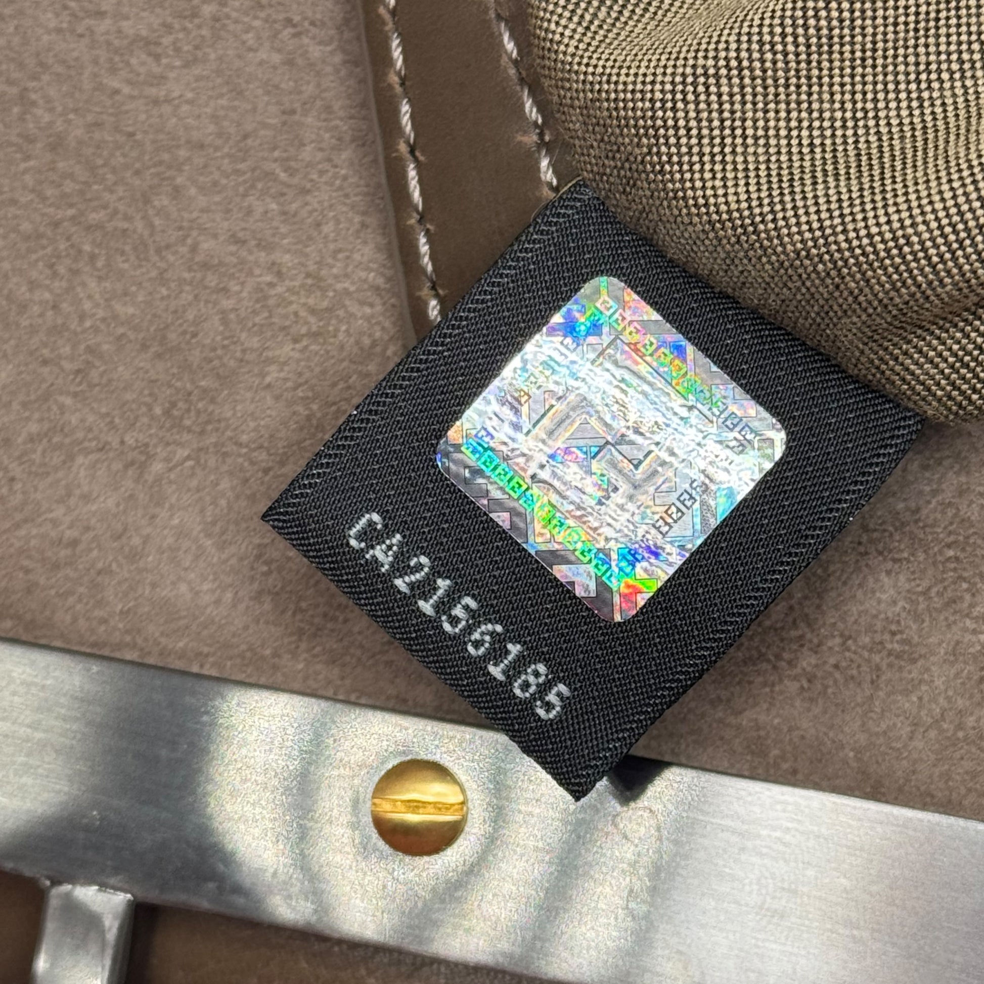 Etichetta di autenticazione olografica interna con codice seriale su borsa Borse Vintage Fendi Peekaboo in pelle tortora