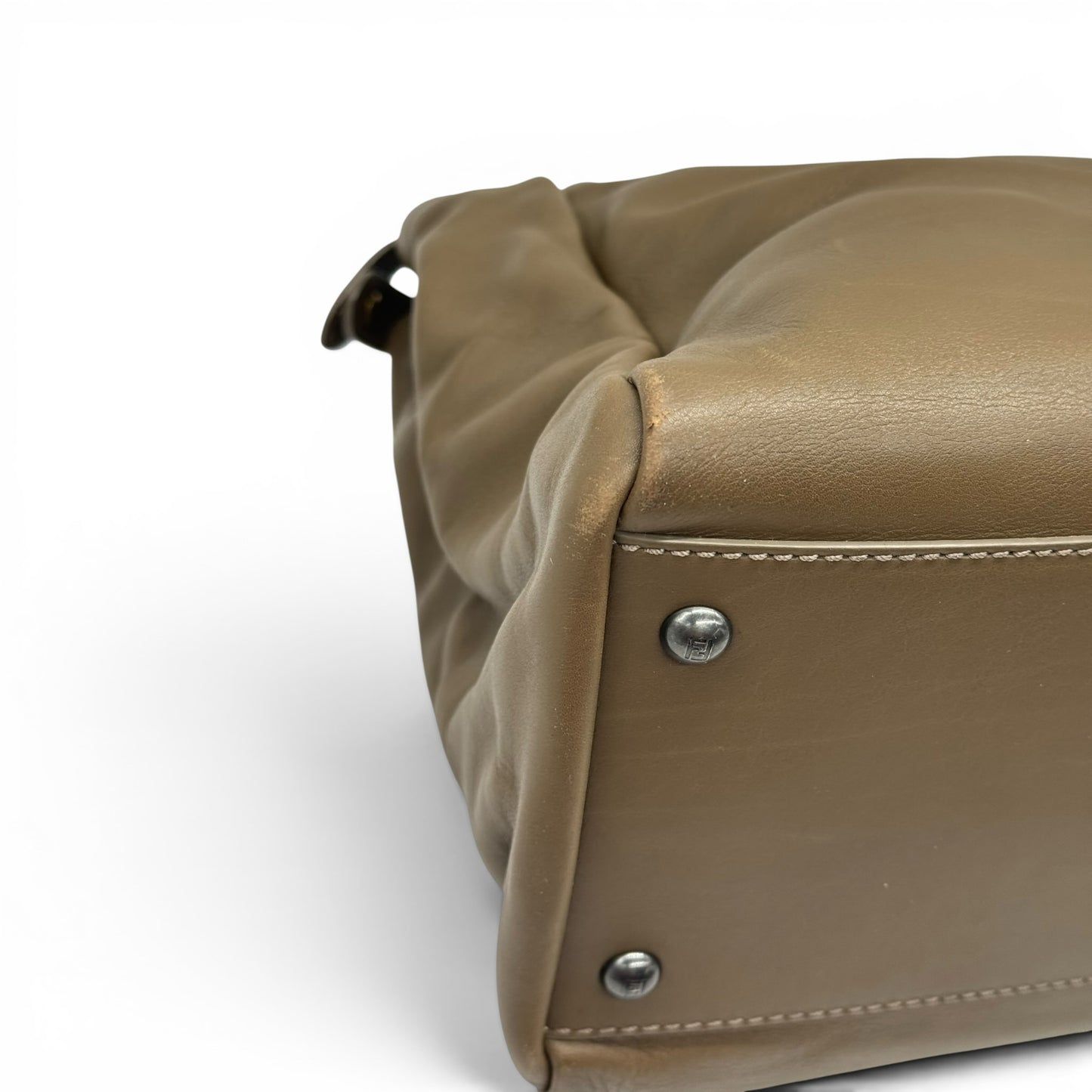 Dettaglio del fondo in pelle color tortora della borsa FENDI Peekaboo di Borse Vintage con piedini protettivi in metallo
