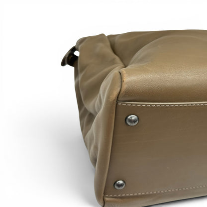 Dettaglio del fondo in pelle color tortora della borsa FENDI Peekaboo di Borse Vintage con piedini protettivi in metallo