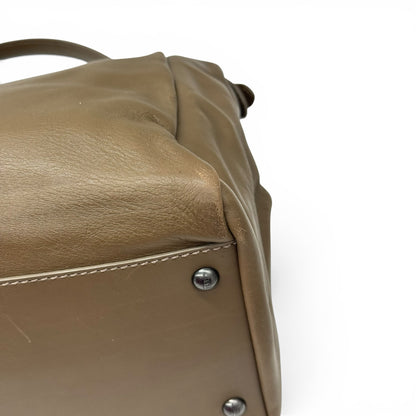 Dettaglio del fondo in pelle color tortora della borsa Borse Vintage Fendi Peekaboo con piedini protettivi metallici.