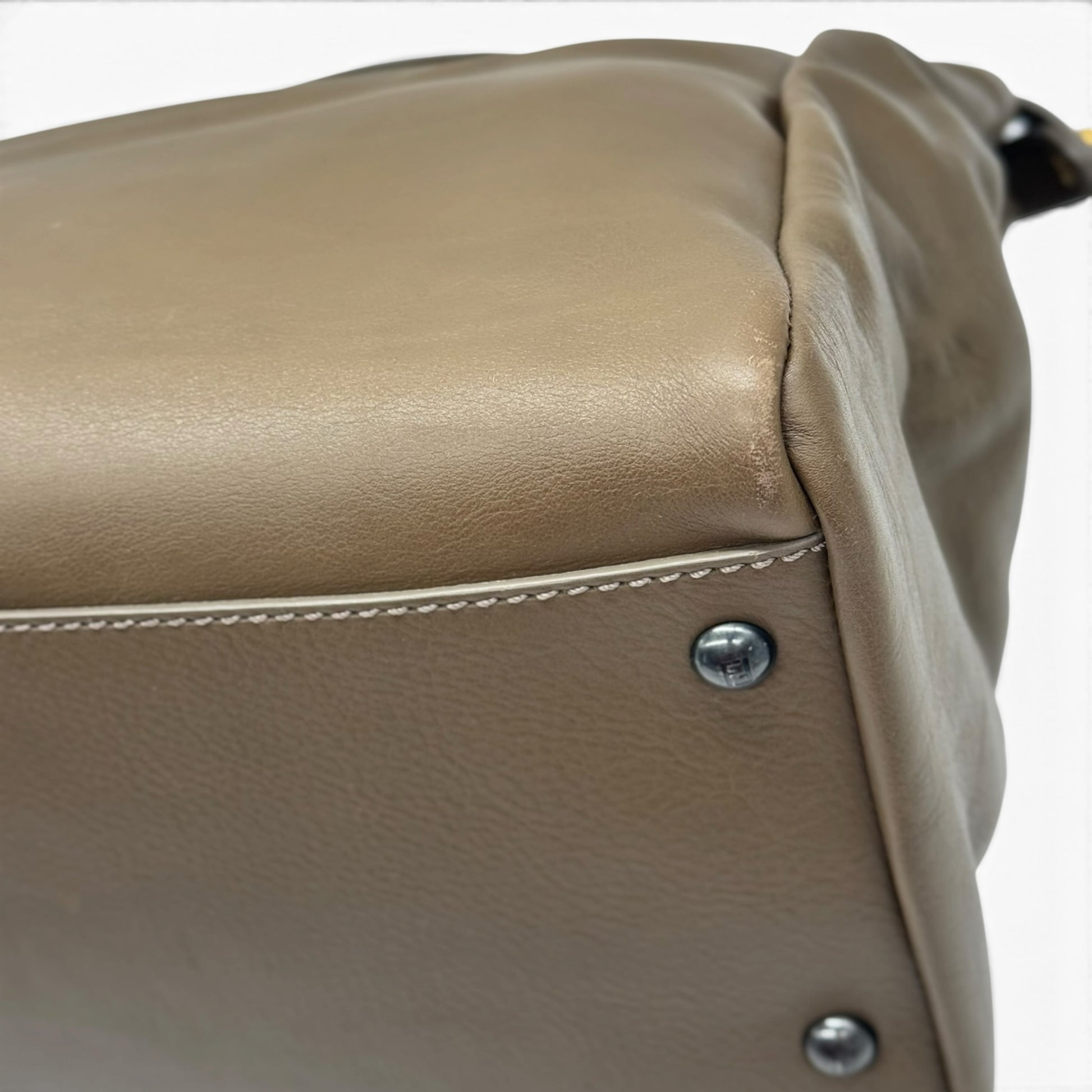 Dettaglio del fondo in pelle color tortora della borsa Borse Vintage Fendi Peekaboo con piedini protettivi metallici