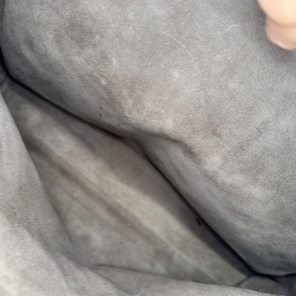 Interno in camoscio grigio tortora della borsa Fendi Peekaboo Borse Vintage con dettagli in pelle di alta qualità
