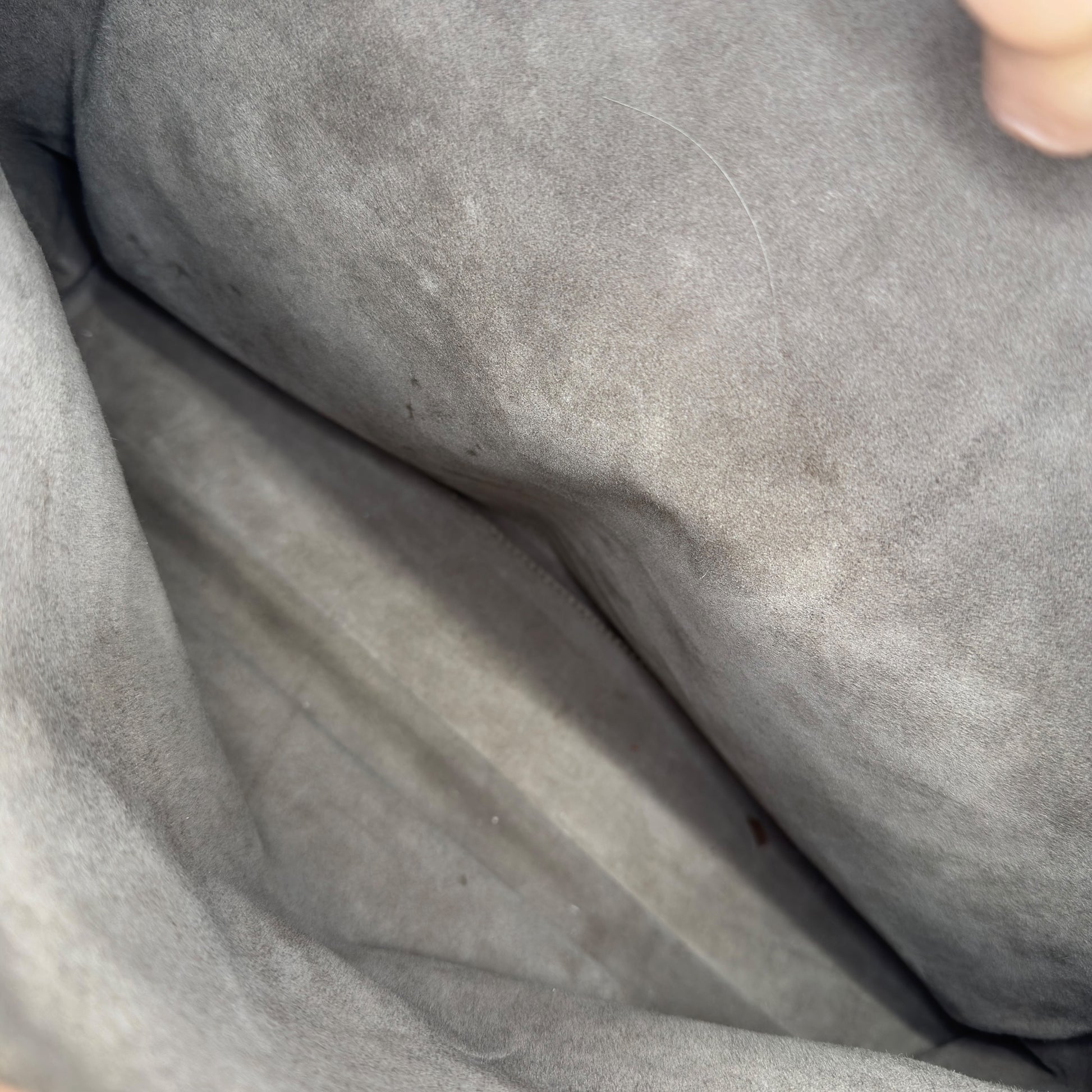 Interno in camoscio grigio della borsa Borse Vintage Fendi Peekaboo con fodera morbida e spaziosa