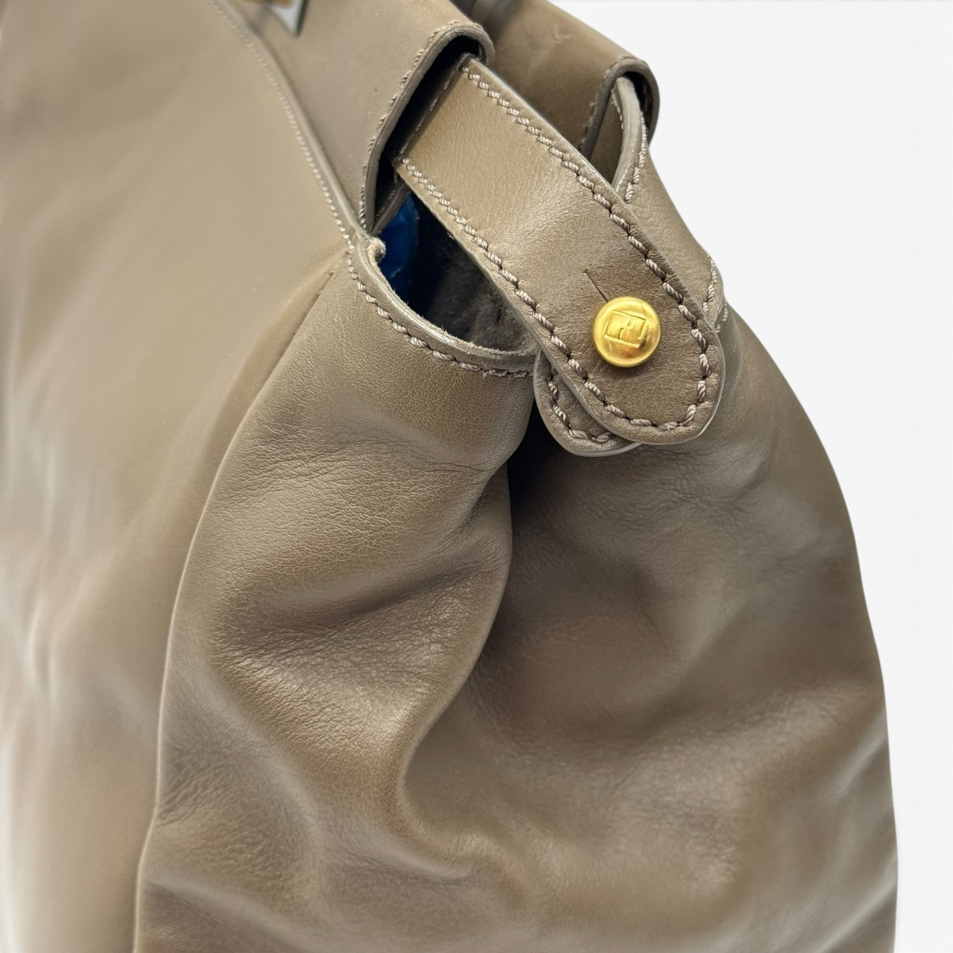 Borsa a mano Borse Vintage Fendi Peekaboo in pelle color tortora con dettagli metallici dorati e cuciture artigianali