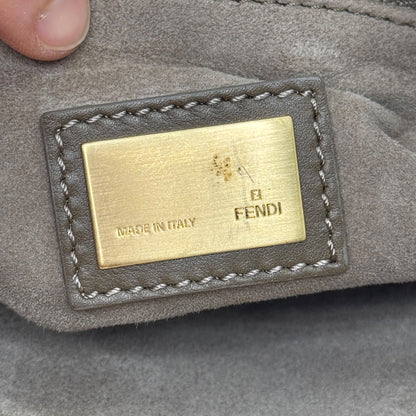 Etichetta interna in metallo dorato con logo FENDI e scritta Made in Italy su borsa Borse Vintage in camoscio tortora