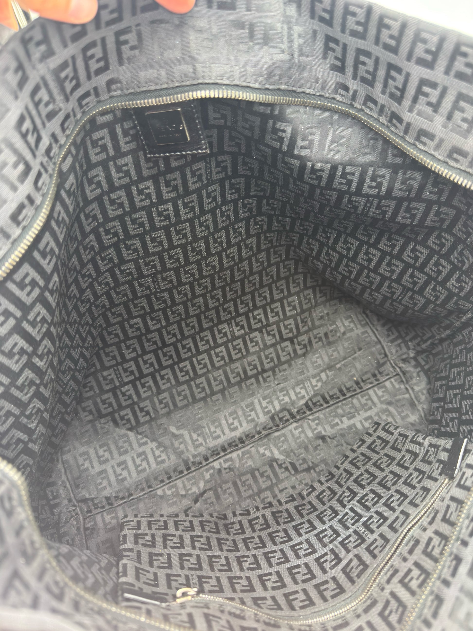 Interno spazioso della borsa tote Borse Vintage Fendi in tessuto tecnico nero con iconico motivo FF jacquard
