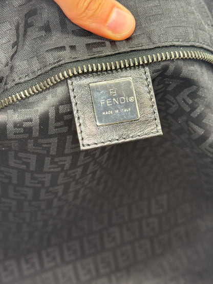 Dettaglio interno della borsa tote Borse Vintage Fendi con targhetta metallica logo e tessuto jacquard nero FF