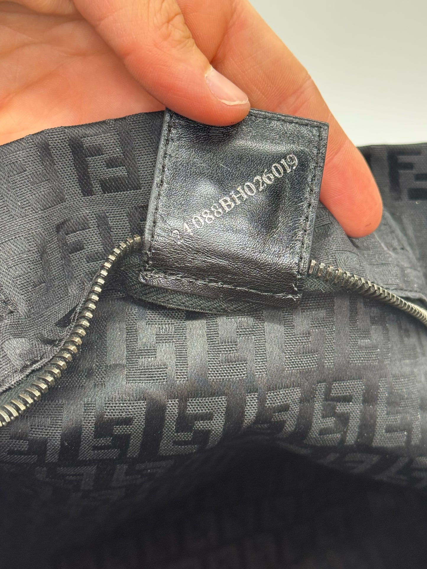 Dettaglio interno della borsa tote Borse Vintage Fendi con logo FF jacquard nero e targhetta con numero di serie