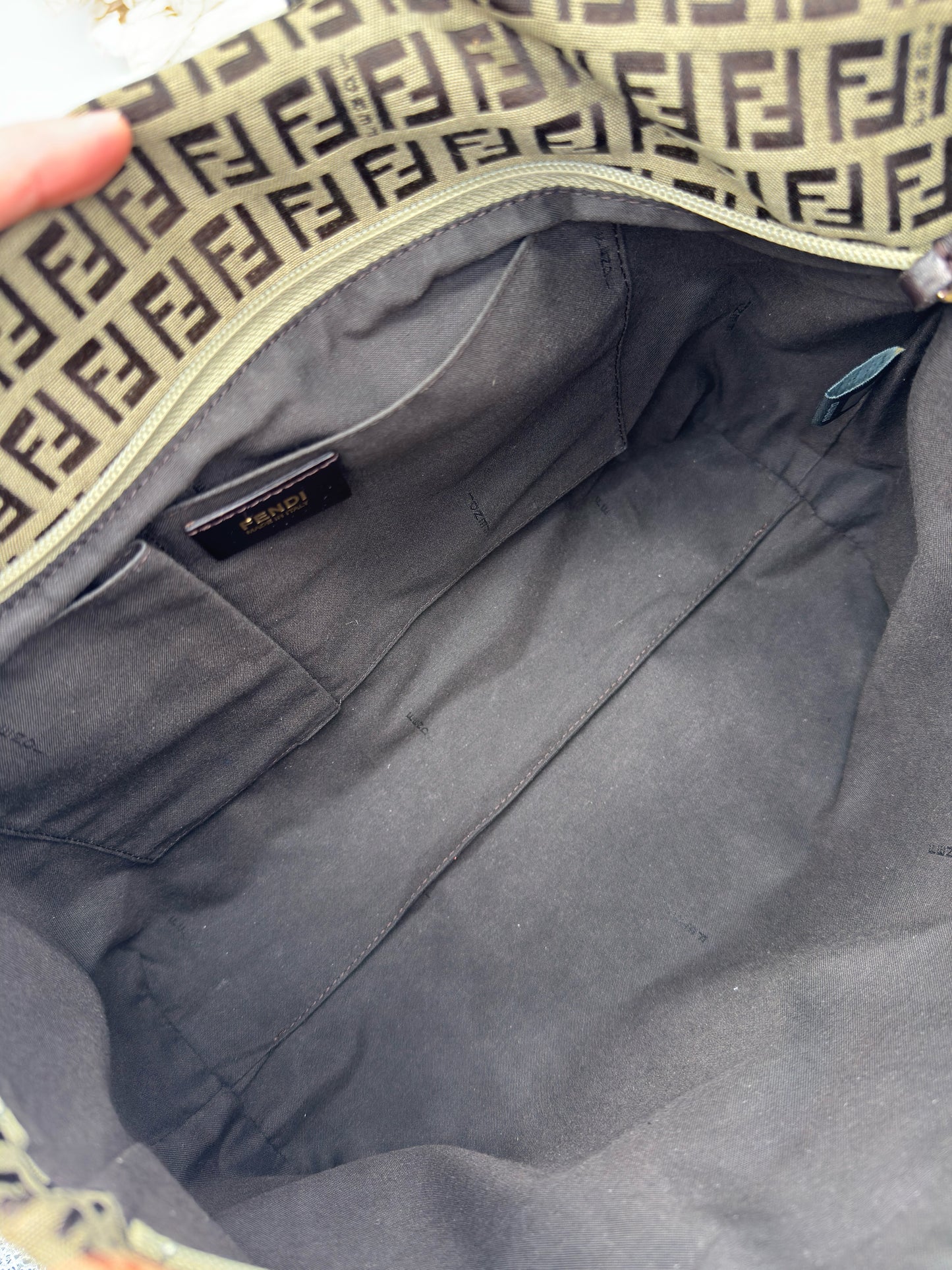Interno spazioso della borsa tote Borse Vintage Fendi con fodera scura, tasca interna e logo impresso