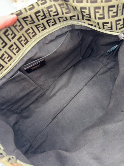 Interno spazioso della borsa tote Borse Vintage Fendi con fodera scura, tasca interna e logo impresso