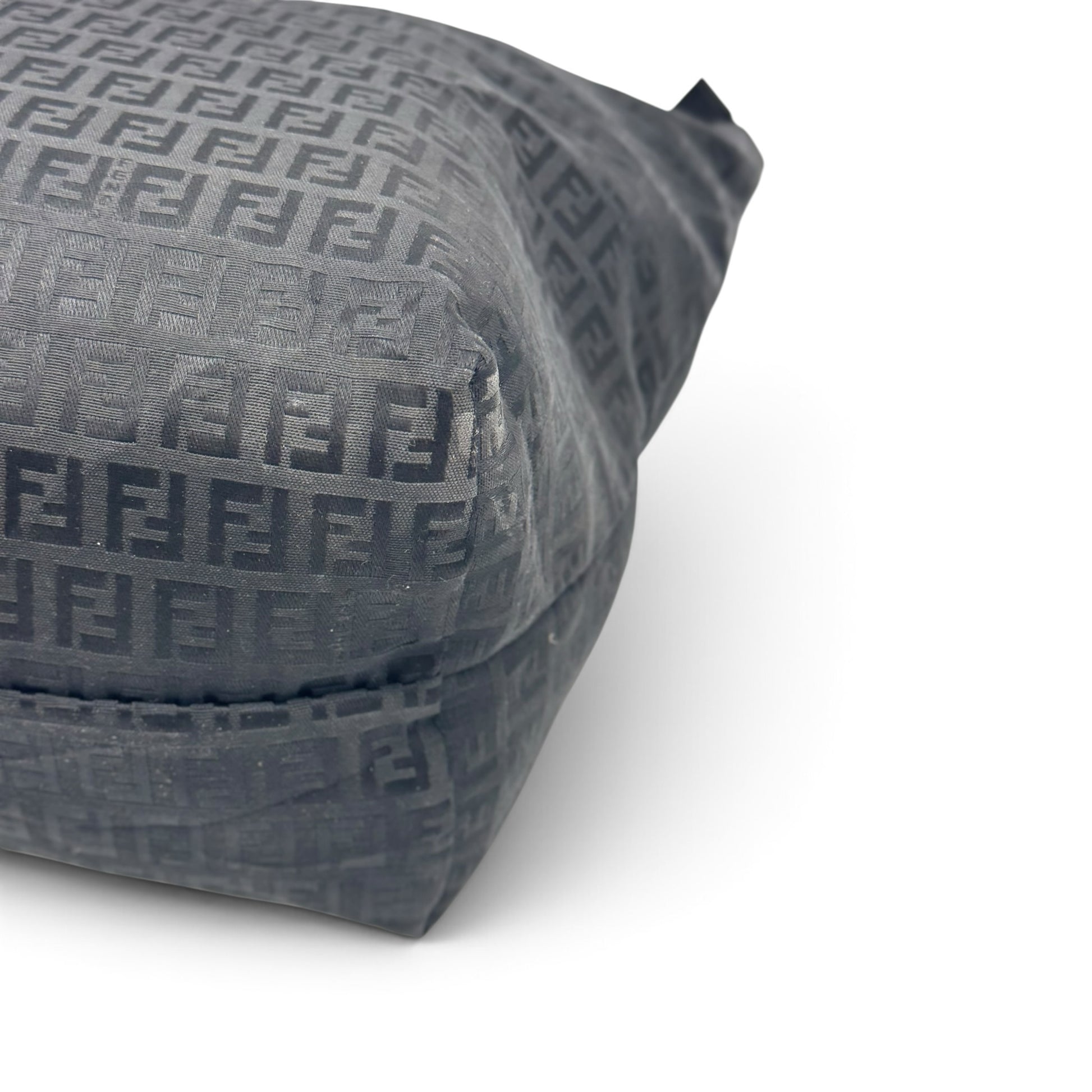Dettaglio dell'angolo inferiore di una borsa tote Borse Vintage Fendi in tessuto tecnico nero con iconico motivo FF