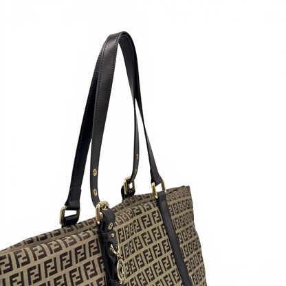 Borsa tote Borse Vintage Fendi in tessuto tecnico con motivo Zucca, manici in pelle marrone e ciondolo logo dorato.