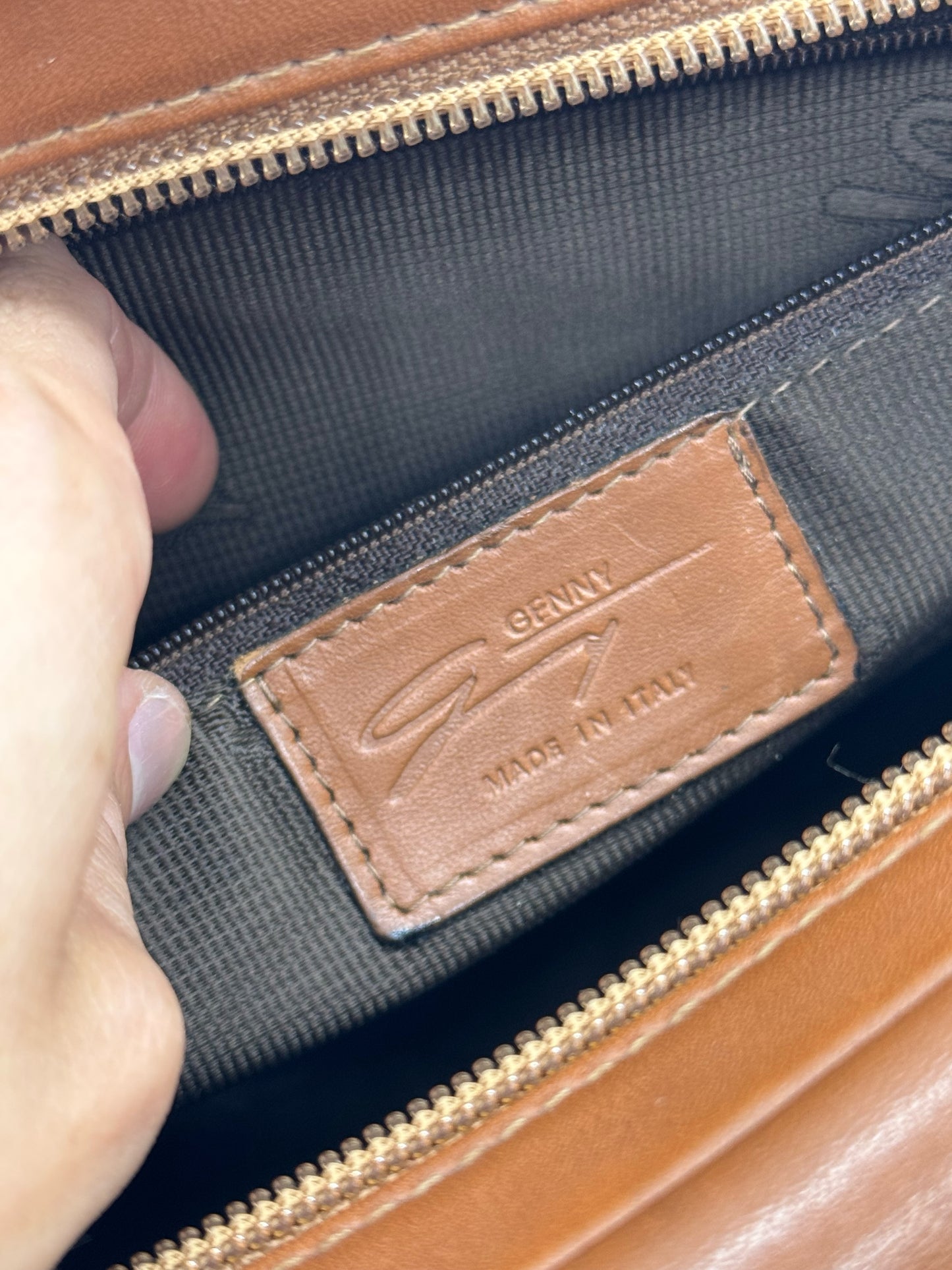 Dettaglio interno della borsa Borse Vintage Genny con etichetta in pelle logata Made in Italy e fodera in tessuto scuro