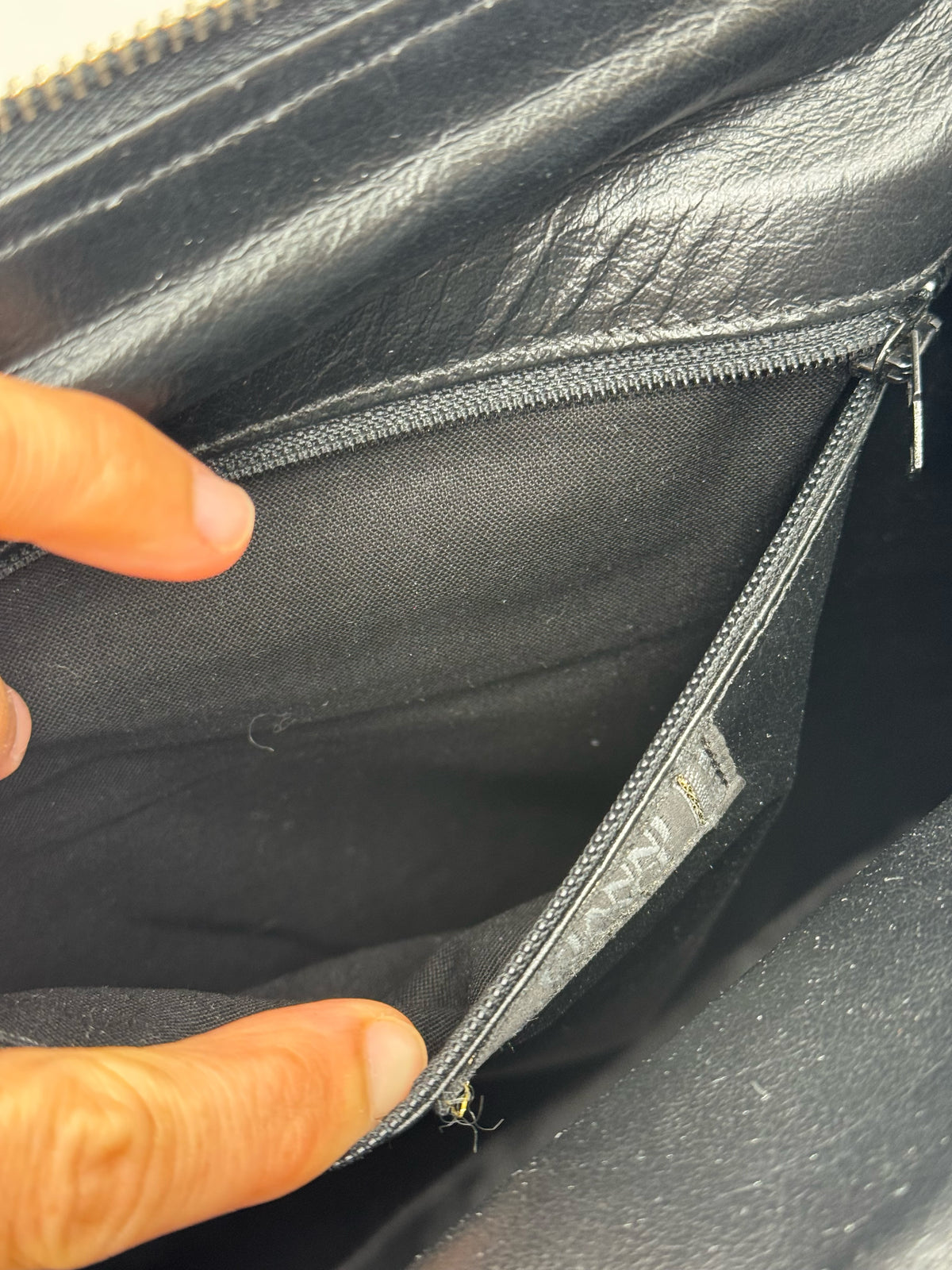 Dettaglio interno della borsa a mano Borse Vintage Gianni Versace in pelle nera con tasca interna con zip
