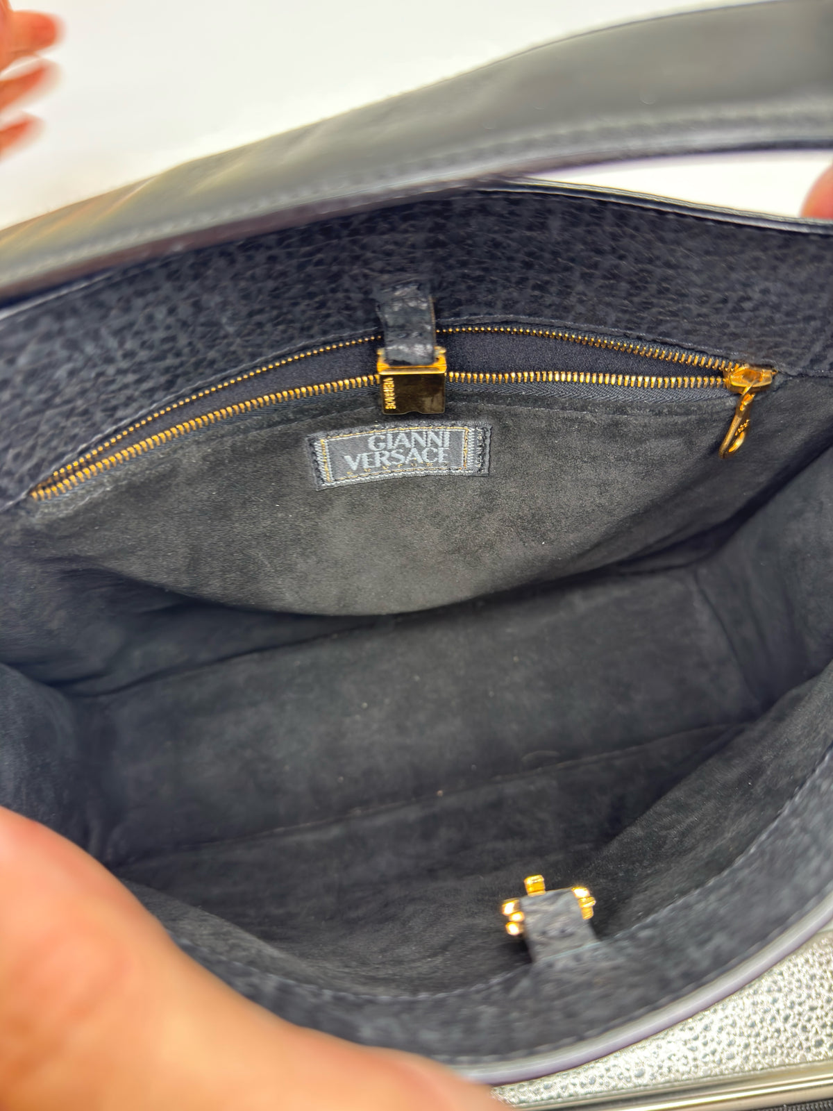 Interno della borsa a spalla Borse Vintage Gianni Versace in camoscio nero con tasca interna e logo dorato