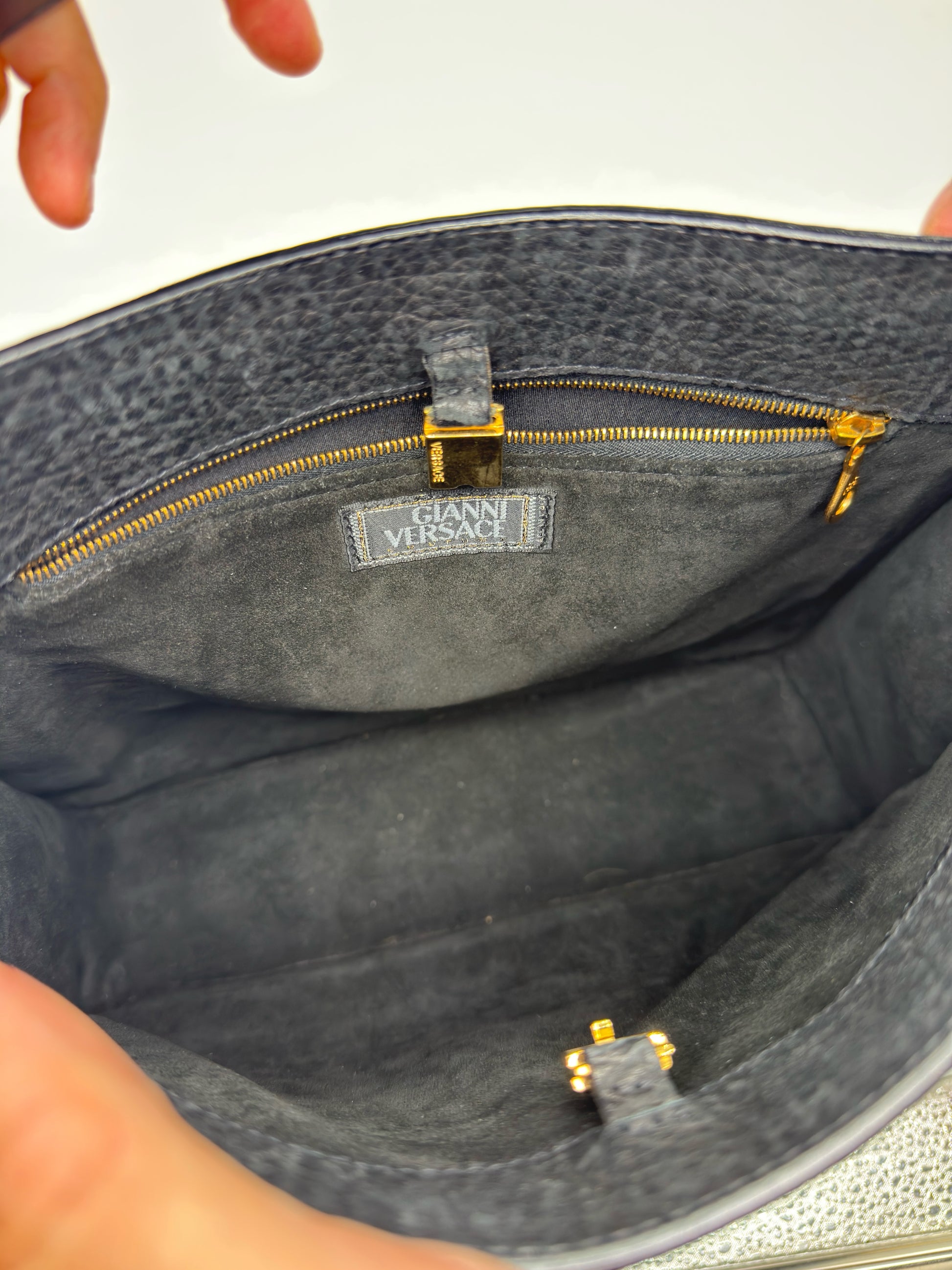 Interno della borsa a spalla Borse Vintage Gianni Versace in camoscio nero con tasca interna con zip e logo