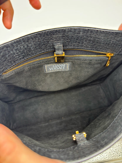 Interno della borsa a spalla Borse Vintage Gianni Versace in camoscio nero con tasca interna con zip e logo