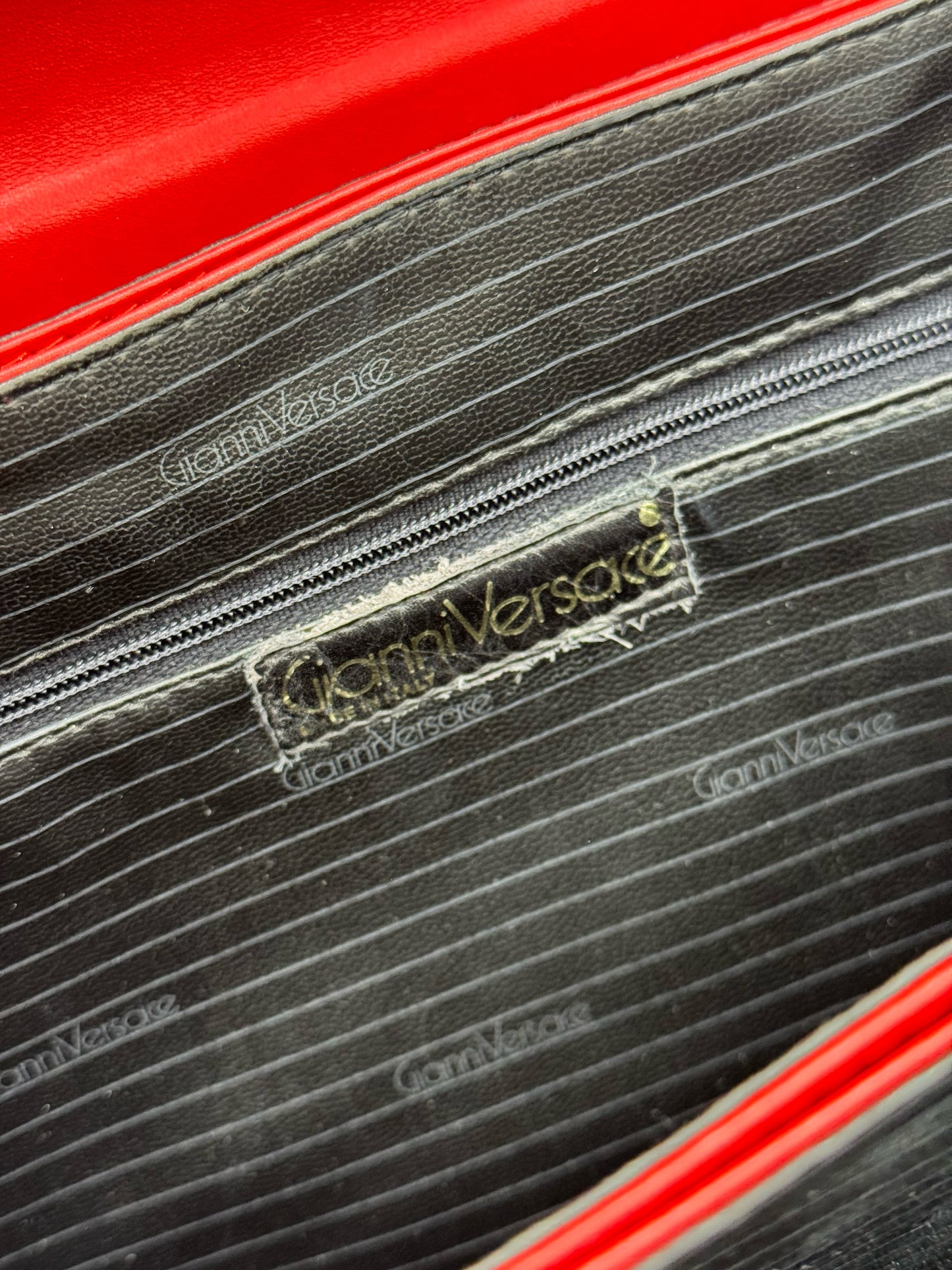 Interno della borsa Borse Vintage Gianni Versace con fodera nera logata e tasca con zip