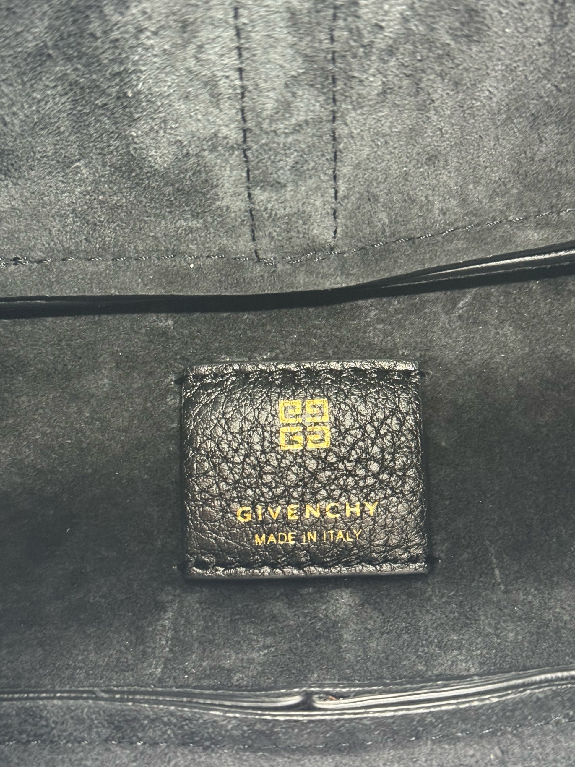 Dettaglio interno della borsa Borse Vintage Givenchy Mara con etichetta in pelle nera e logo dorato Made in Italy