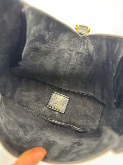 Interno in camoscio nero della borsa a spalla Borse Vintage Givenchy Mara con etichetta logo in pelle