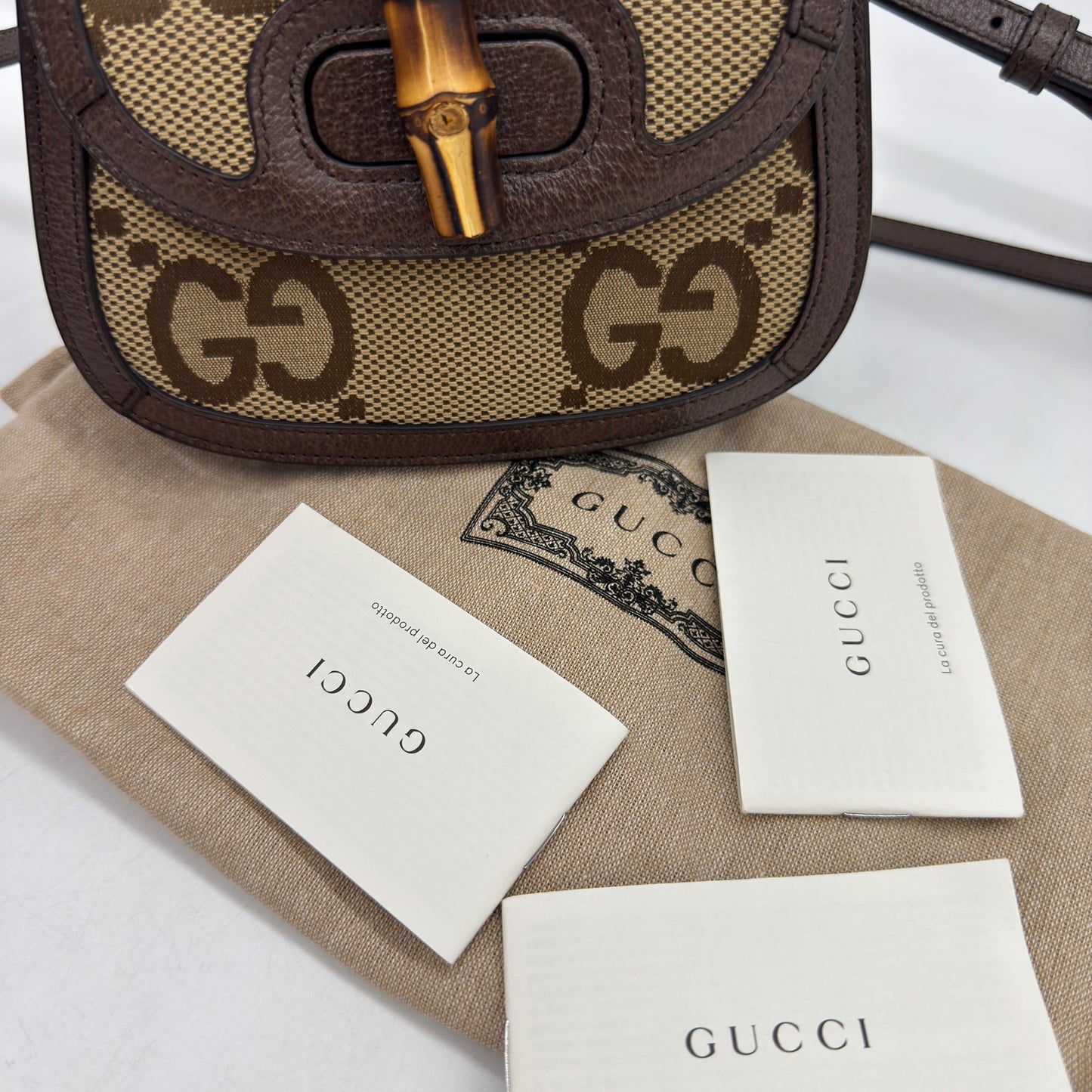 Borsa a tracolla Borse Vintage Gucci Bamboo in tela GG e pelle marrone con iconica chiusura e manico in bambù