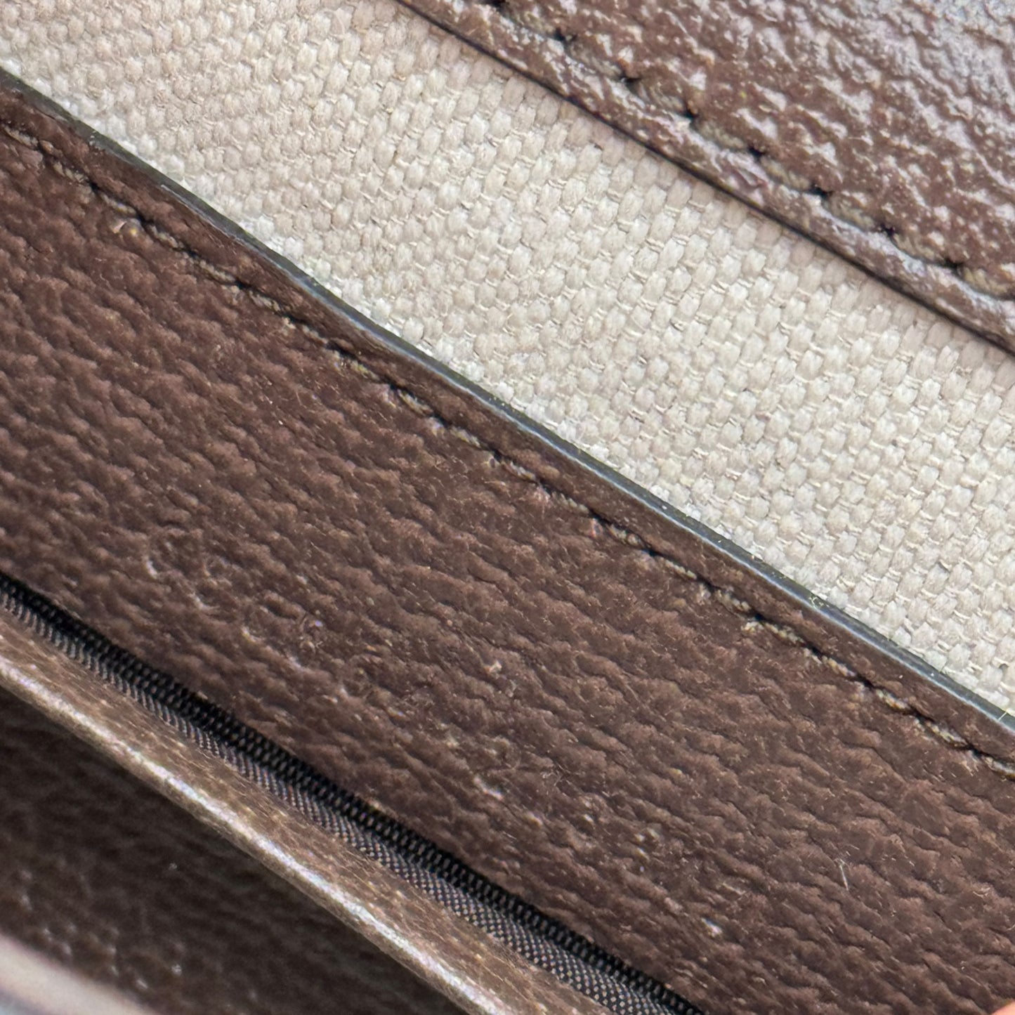 Dettaglio della trama in tela GG e rifiniture in pelle marrone della borsa Borse Vintage Gucci Bamboo