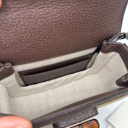Interno della borsa Borse Vintage Gucci Bamboo con fodera in tessuto chiaro e tasca in pelle marrone