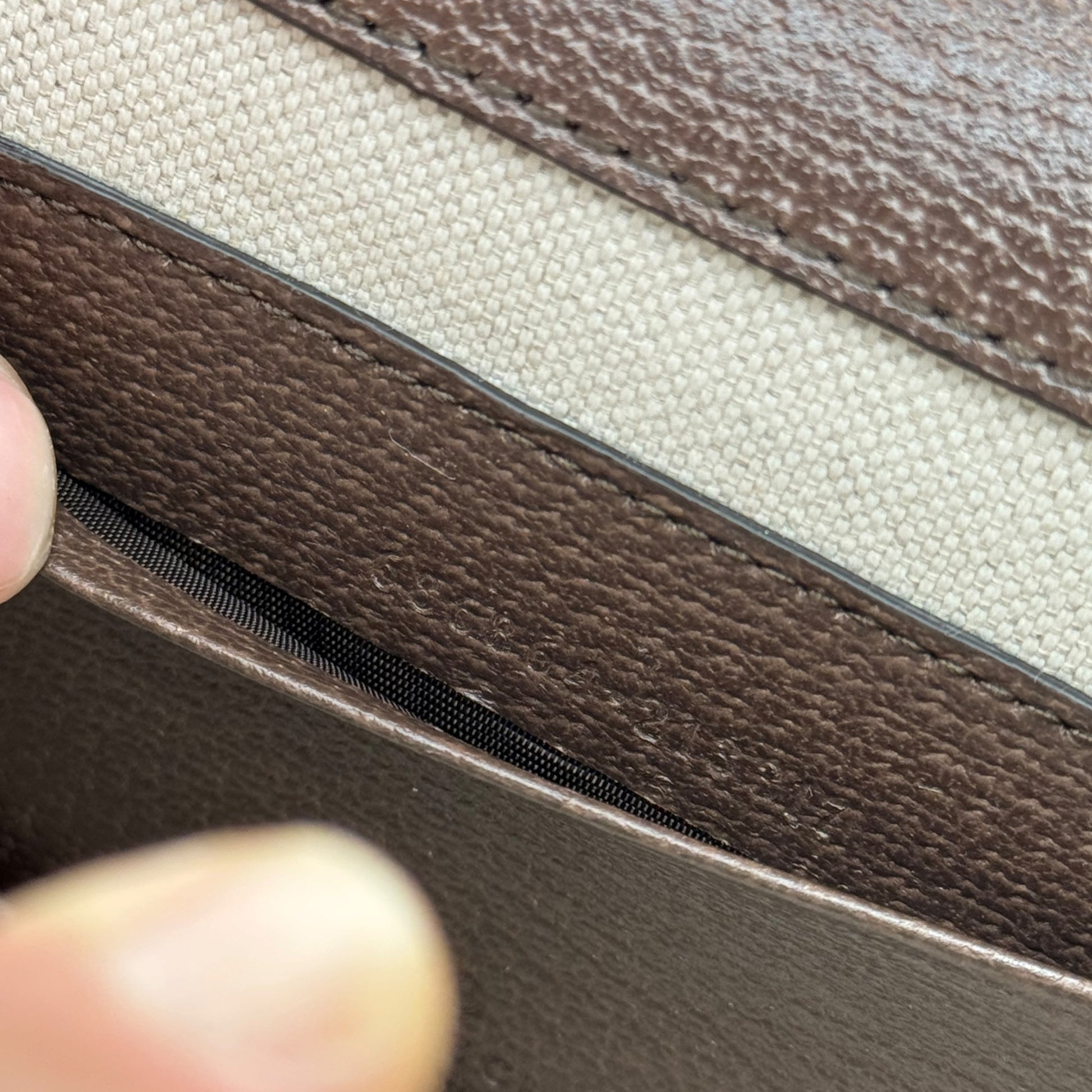 Dettaglio interno della borsa Borse Vintage Gucci Bamboo con fodera in tessuto e finiture in pelle marrone