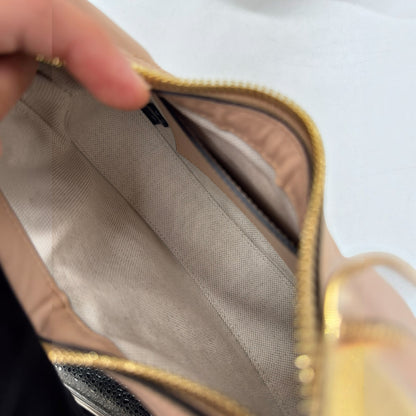 Interno foderato in tessuto beige della mini borsa a spalla Borse Vintage Gucci GG Matelassé con chiusura a zip dorata