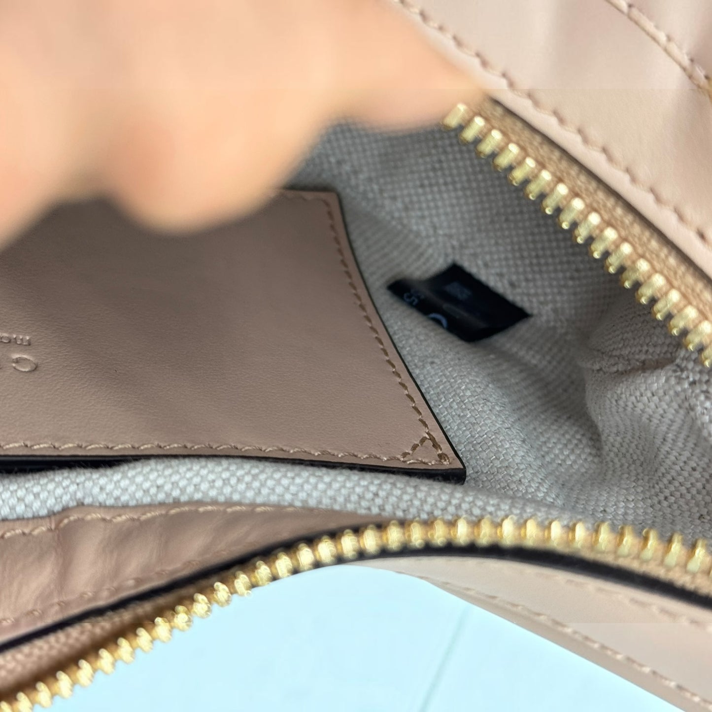 Interno della mini borsa a spalla Borse Vintage Gucci GG Matelassé in pelle beige con fodera in tessuto e zip oro