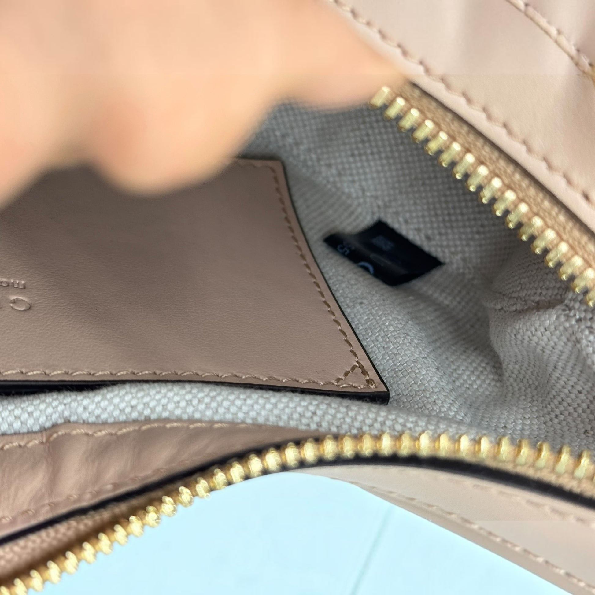 Interno della mini borsa a spalla Borse Vintage Gucci GG Matelassé in pelle beige con fodera in tessuto e zip oro