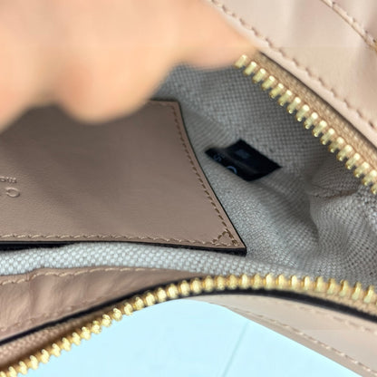 Interno della mini borsa a spalla Borse Vintage Gucci GG Matelassé in pelle beige con fodera in tessuto e zip oro